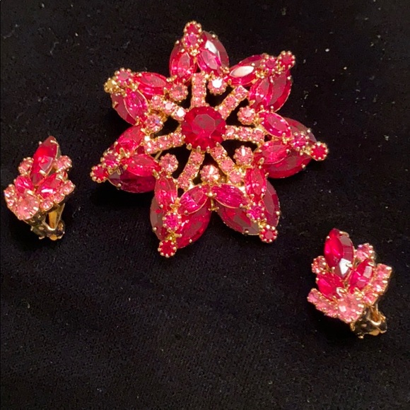 Jewelry - Beautiful Rhinestone brooch/clip earring Vintage